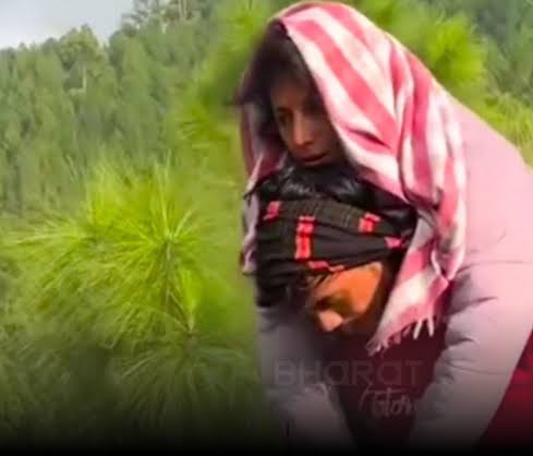 अपंग सिस्टम: सरकारी दावों को बेनकाब करती हकीकत; बीमार पत्नी को कंधे पर लादकर छह घंटे पैदल चला पति