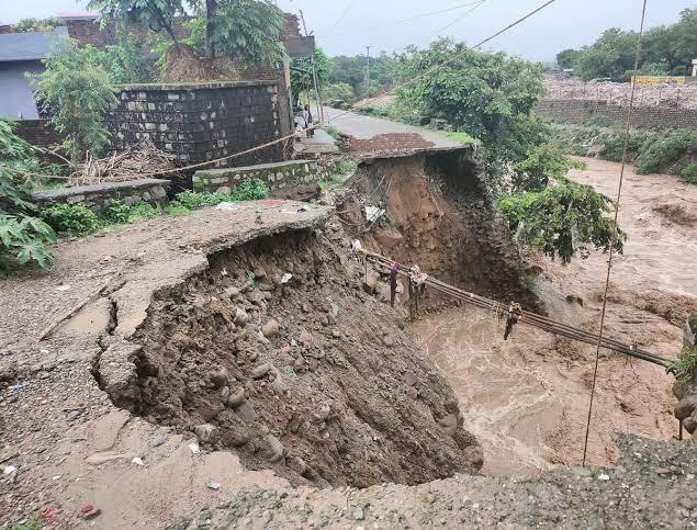 सैलाब: भारी बारिश के चलते उफान पर आई खोह नदी ने तोड़े तटबंध, बाईं खोह नहर का हेड क्षतिग्रस्त