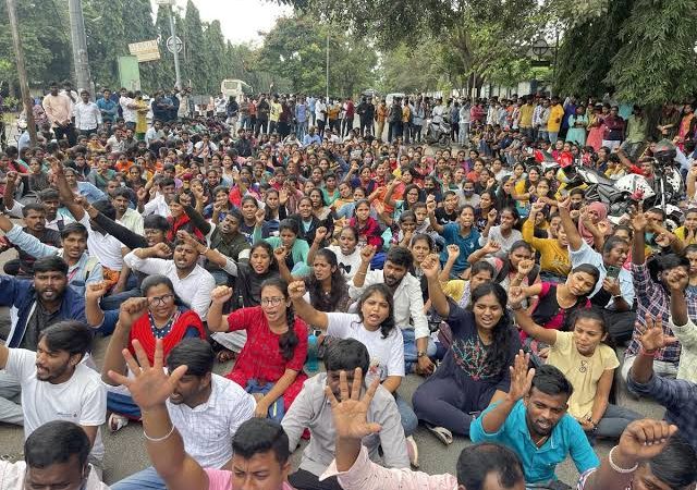 नज़रिया: मौजूदा शिक्षा व्यवस्था से नौजवान पीढ़ी के भविष्य पर गंभीर सवाल ?