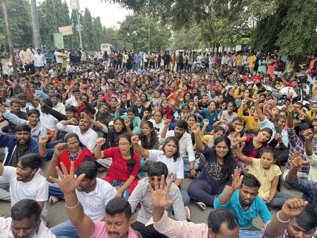 नज़रिया: मौजूदा शिक्षा व्यवस्था से नौजवान पीढ़ी के भविष्य पर गंभीर सवाल ?