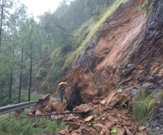 आफ़त: गढ़वाल में मैठाणाघाट-बवांसा-रसिया महादेव मार्ग पर दरकी पहाड़ी, आवागमन ठप
