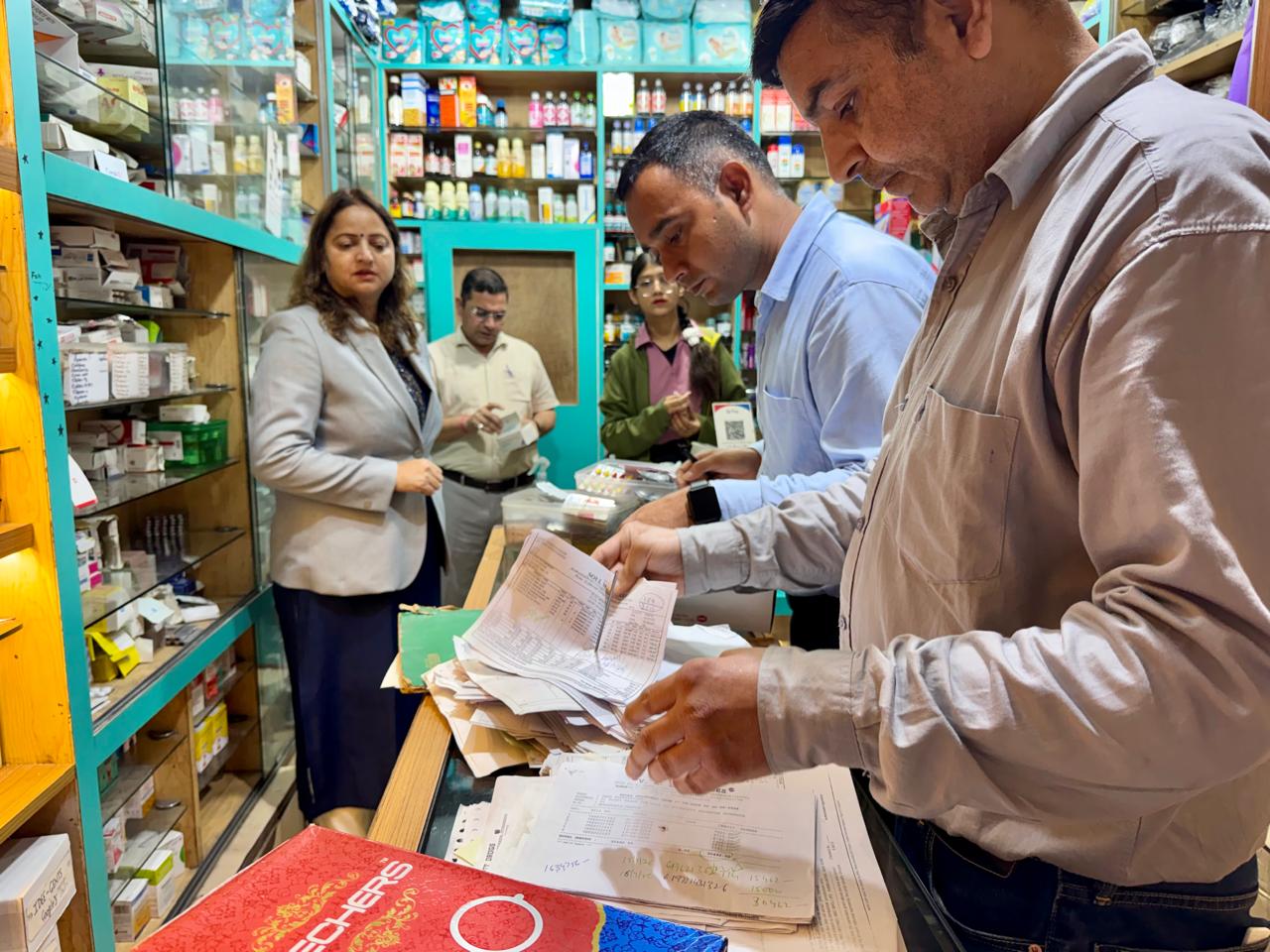 एक्शन:मसूरी में मेडिकल स्टोरों पर संयुक्त औचक निरीक्षण, तीन प्रतिष्ठानों में दवा बिक्री पर रोक