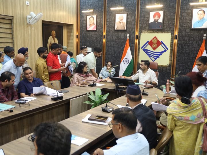 समाधान दिवस:  डीएम डॉ आशीष चौहान ने 109 फरियादियों की सुनी समस्याएं, अधिकांश मामलों का मौके पर किया निस्तारण