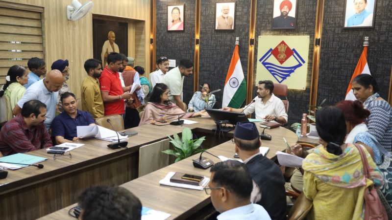 समाधान दिवस:  डीएम डॉ आशीष चौहान ने 109 फरियादियों की सुनी समस्याएं, अधिकांश मामलों का मौके पर किया निस्तारण