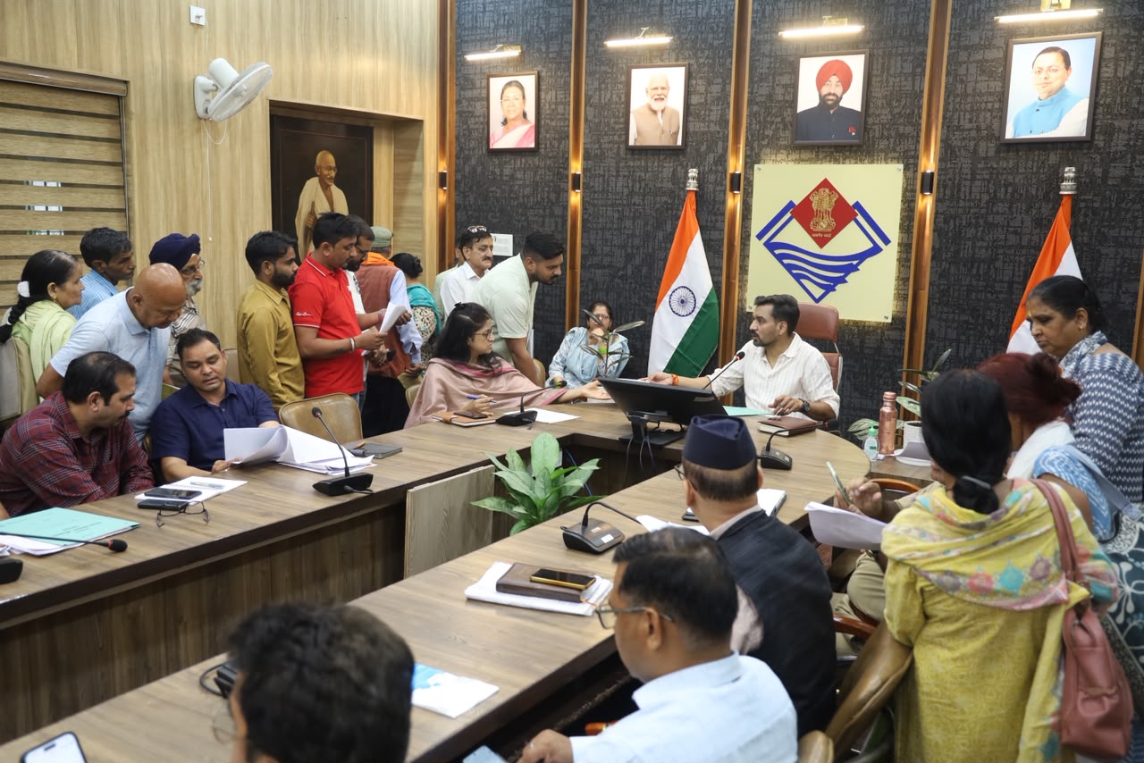 समाधान दिवस:  डीएम डॉ आशीष चौहान ने 109 फरियादियों की सुनी समस्याएं, अधिकांश मामलों का मौके पर किया निस्तारण