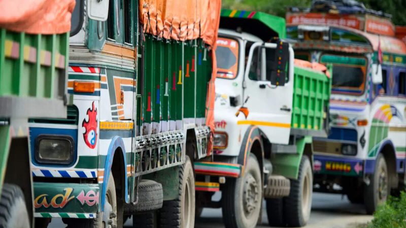 असर: कांवड़ के चलते 1500 ट्रकों का संचालन ठप, कारोबार को हो चुका है 30 करोड़ का नुकसान