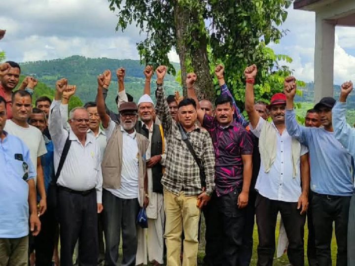 आक्रोश: सड़क की बदाहली से नाराज़ दो जिलों के लोगों ने बनाई मानव श्रृंखला