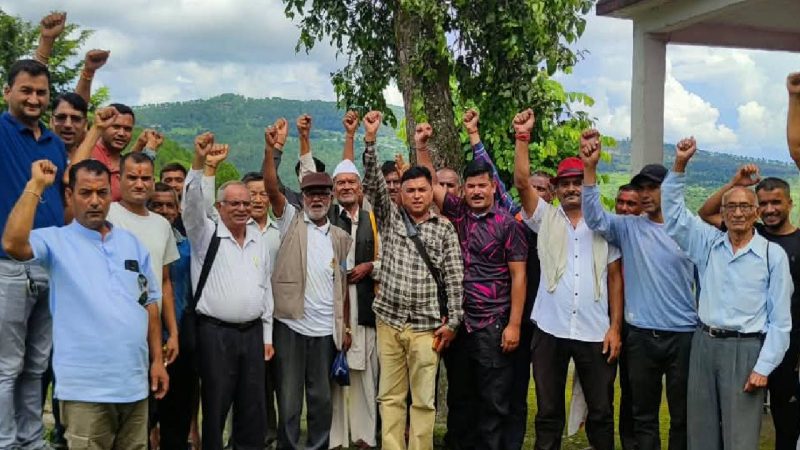 आक्रोश: सड़क की बदाहली से नाराज़ दो जिलों के लोगों ने बनाई मानव श्रृंखला