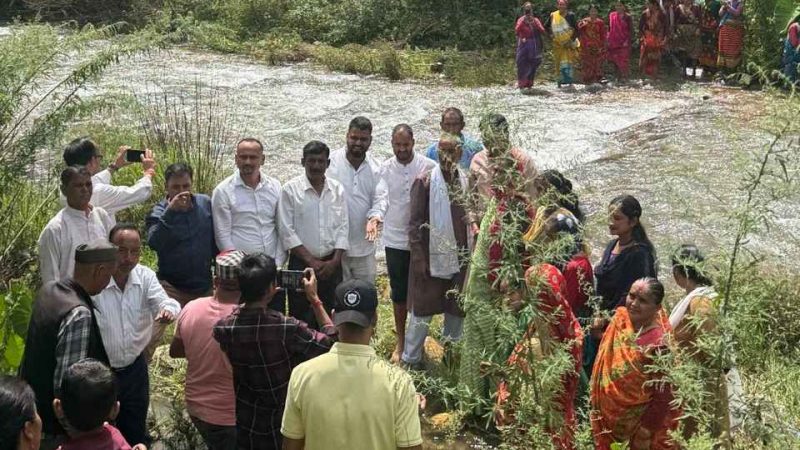 मुहिम: तेरह साल से अधूरे पड़े पुल को लेकर कांग्रेस ने सरकार को घेरा, ‘ढूंढो-ढूंढो विकास ढूंढो’ यात्रा की शुरू