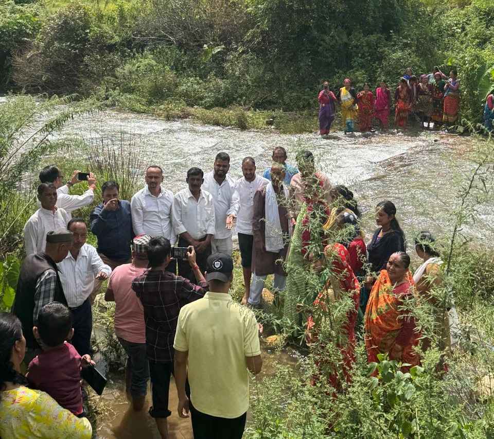 मुहिम: तेरह साल से अधूरे पड़े पुल को लेकर कांग्रेस ने सरकार को घेरा, ‘ढूंढो-ढूंढो विकास ढूंढो’ यात्रा की शुरू