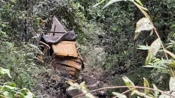 दुखद: रामनगर-रानीखेत मार्ग पर सड़क धंसने से खाई में गिर गया डंपर, चालक की मौके पर ही मौत