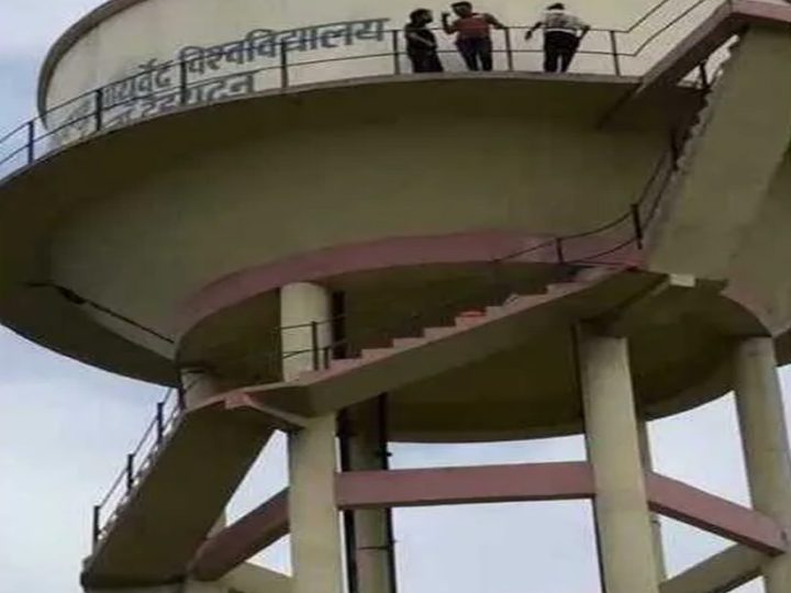 आक्रोश: उत्तराखंड आयुर्वेद विवि में फिर हंगामा, मांगें मनवाने को दोबारा पानी की टंकी पर चढ़े छात्र