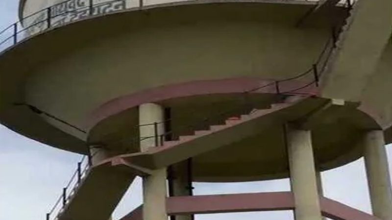 आक्रोश: उत्तराखंड आयुर्वेद विवि में फिर हंगामा, मांगें मनवाने को दोबारा पानी की टंकी पर चढ़े छात्र