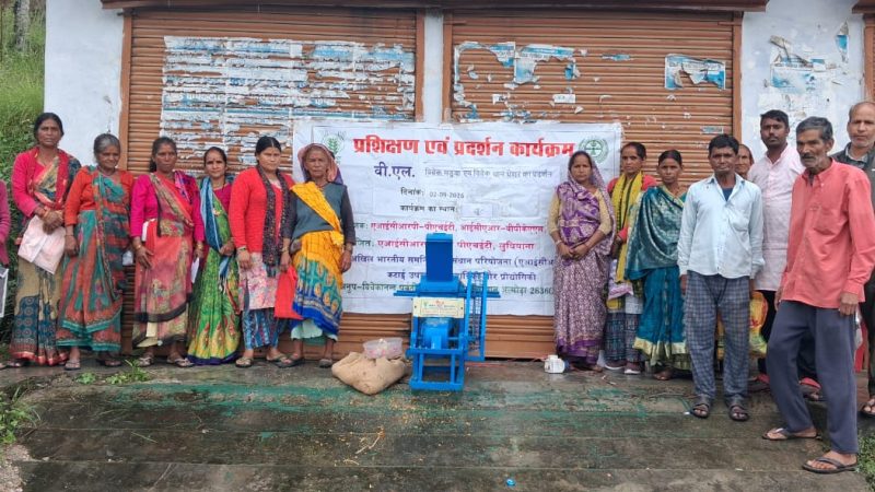 सहूलियत: विवेक मंडुवा थ्रेशर से आसान होगी मड़ाई, तीन गांवों में किसानों को दिया गया प्रशिक्षण