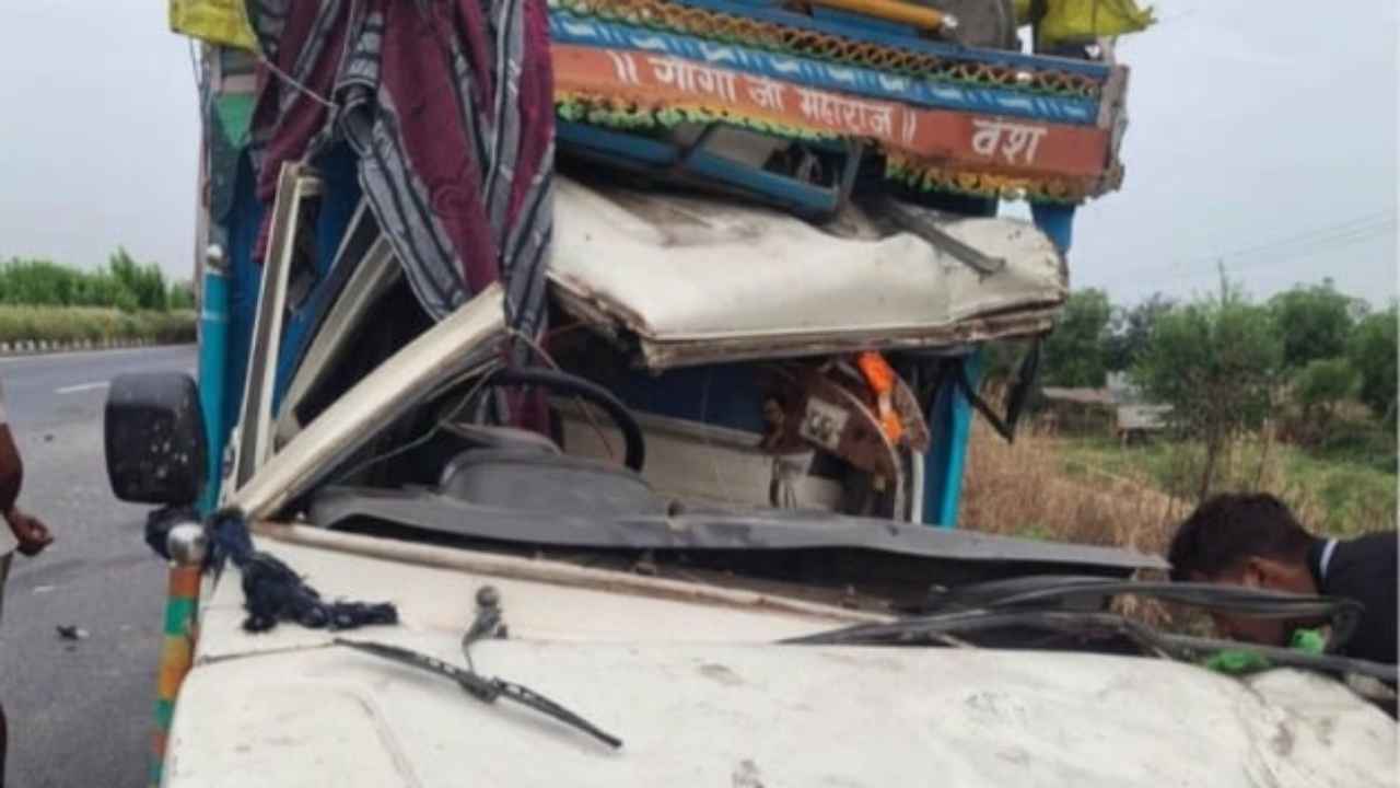 दर्दनाक हादसा: केएमपी एक्सप्रेस-वे पर खड़े ट्रक में घुसी श्रद्धालुओं से भरी पिकअप, 6 की मौत; 14 घायल