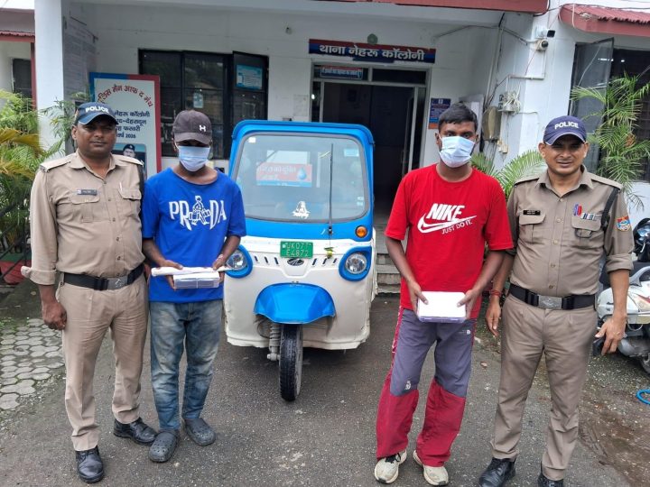 शिकंजा: स्नेचिंग करने वाले ‘ऑटो गैंग’ के दो सदस्य गिरफ्तार, दो स्मार्टफोन और खुखरी बरामद