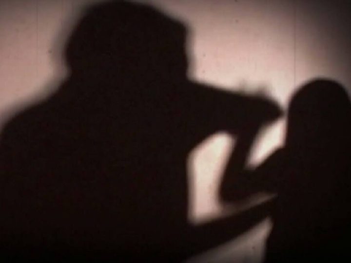 शर्मनाक: वर्षीय किशोरी को नशे की लत लगाने के बाद छेड़छाड़ का आरोप, भाई-बहन के खिलाफ मुकदमा दर्ज़