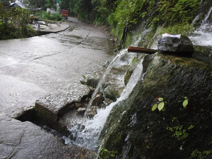आफ़त: पौड़ी हाईवे पर चूनाधारा में पहाड़ी से गिरा मलबा-बोल्डर, सड़क पर लगा जाम