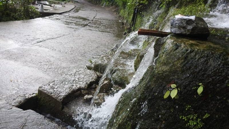 आफ़त: पौड़ी हाईवे पर चूनाधारा में पहाड़ी से गिरा मलबा-बोल्डर, सड़क पर लगा जाम