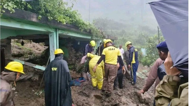 दुखद: अल्मोड़ा में भारी बारिश का कहर, मलबे की चपेट में आया मकान; महिला और दो बच्चों की मौत