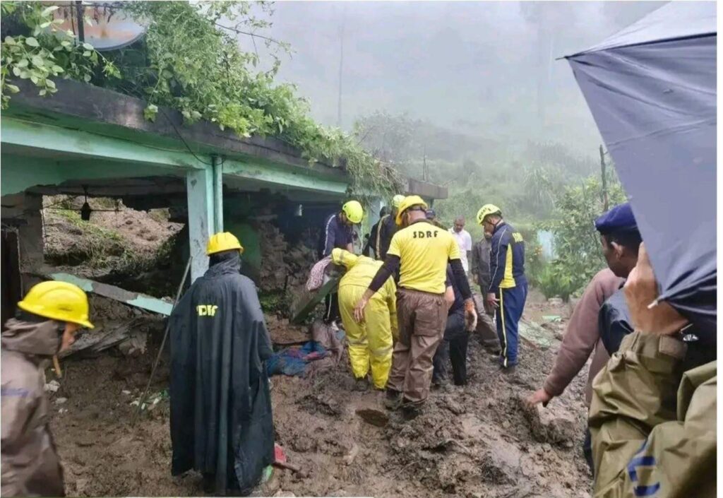 दुखद: अल्मोड़ा में भारी बारिश का कहर, मलबे की चपेट में आया मकान; महिला और दो बच्चों की मौत