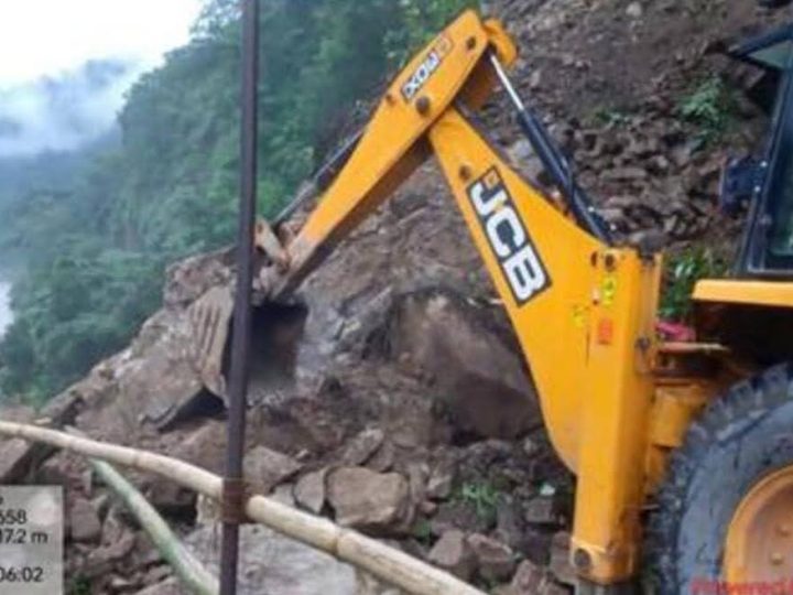 आफ़त: लक्ष्मणझूला-कांडी-यमकेश्वर मोटर मार्ग मलबा आने से बंद, कई दर्जन गांवों का संपर्क कटा