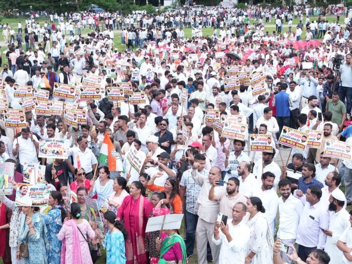विरोध: हल्द्वानी में मंच के ‘शुद्धिकरण’ के खिलाफ कांग्रेस का हल्ला बोल, मुख्यमंत्री आवास कूच में उमड़ा जनसैलाब