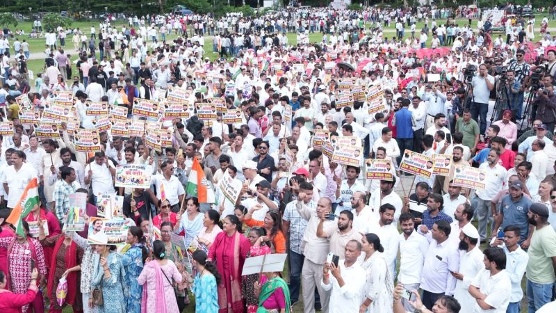 विरोध: हल्द्वानी में मंच के ‘शुद्धिकरण’ के खिलाफ कांग्रेस का हल्ला बोल, मुख्यमंत्री आवास कूच में उमड़ा जनसैलाब