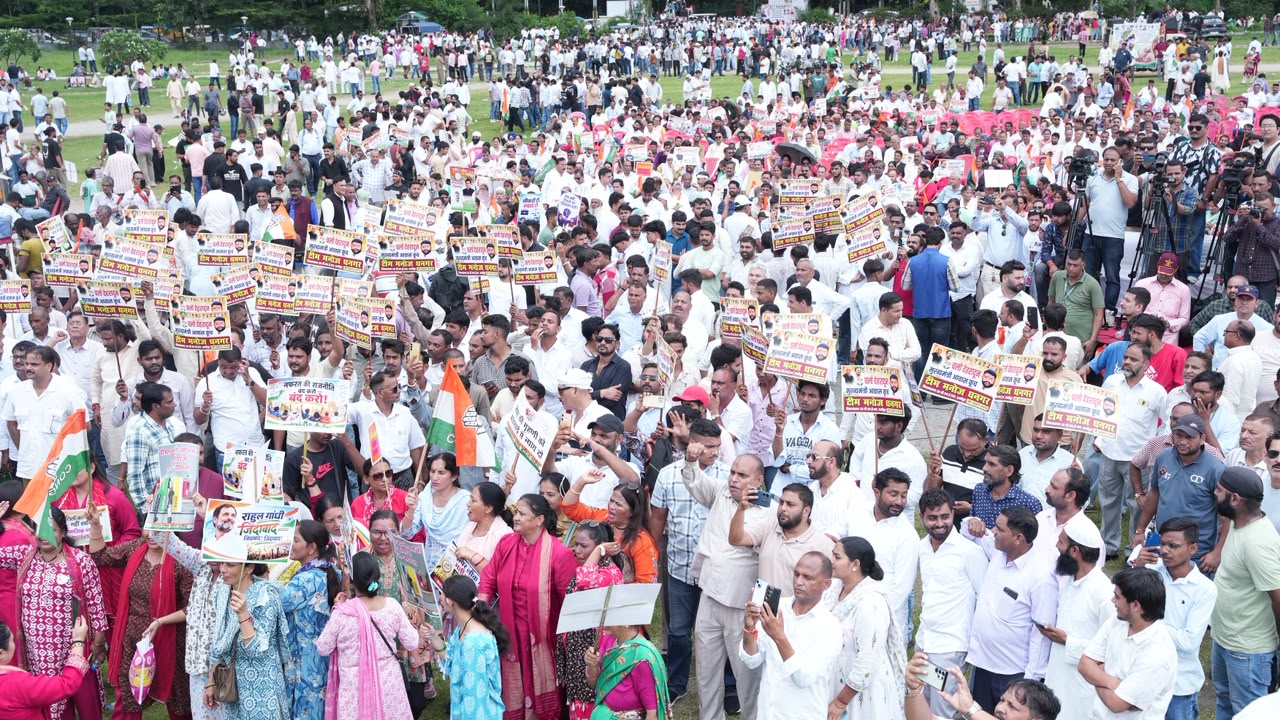 विरोध: हल्द्वानी में मंच के ‘शुद्धिकरण’ के खिलाफ कांग्रेस का हल्ला बोल, मुख्यमंत्री आवास कूच में उमड़ा जनसैलाब