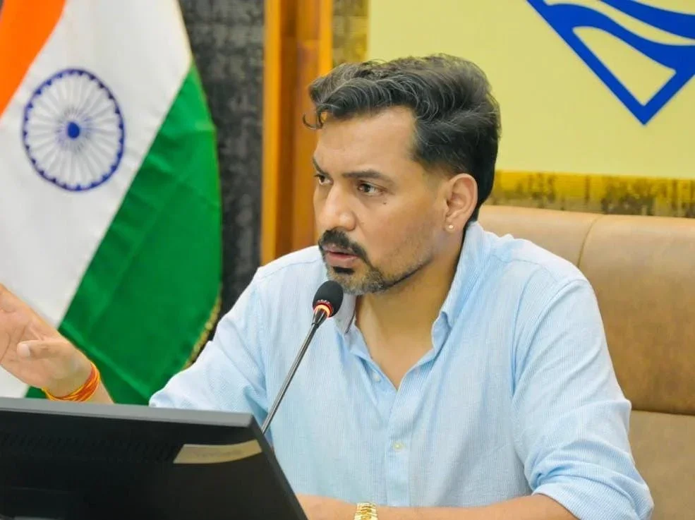 जनसुरक्षा व जन सुविधा से समझौता नही; गतिमान कार्य युद्धस्तर पर करें पूर्ण: डीएम