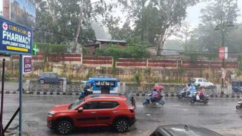 असर: तेज बारिश से दून शहर बहाल, सड़कों पर जलभराव से थम गई रफ़्तार 
