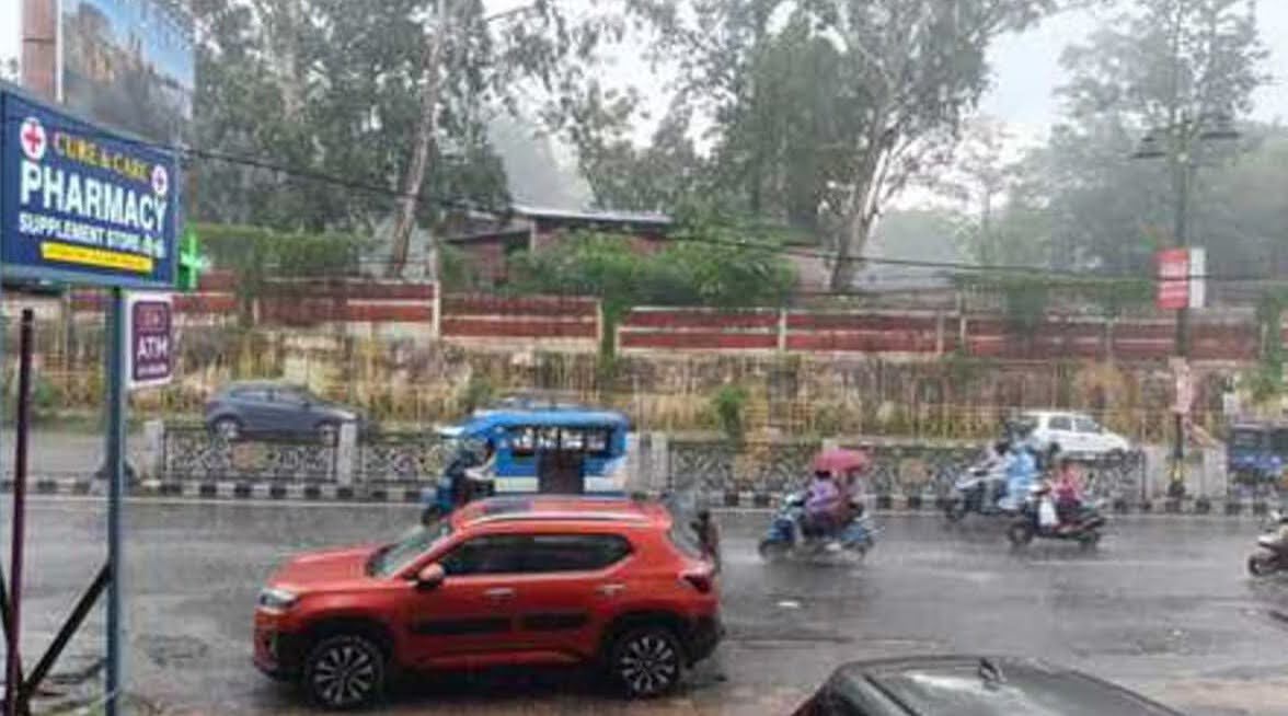 असर: तेज बारिश से दून शहर बहाल, सड़कों पर जलभराव से थम गई रफ़्तार 