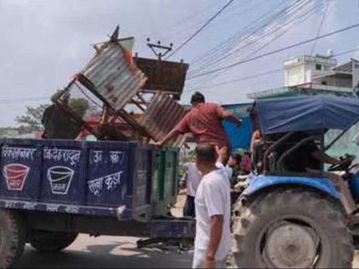 सख़्त रुख़: विकासनगर में अतिक्रमण के खिलाफ चला पालिका-एनएच का अभियान, फुटपाथ और सड़क से हटाए गए कब्जे