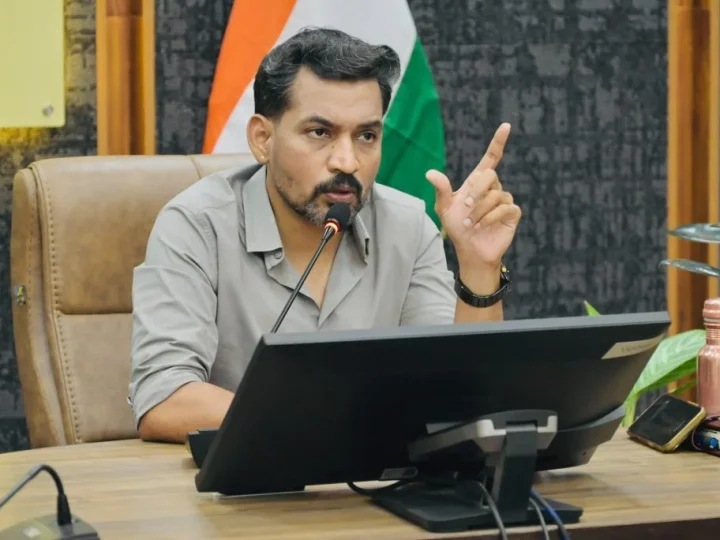 ऋण दिलाने के नाम पर ठगी करने वालों की अब खैर नहीं, डीएम डॉ. आशीष चौहान ने दिए सख्त कार्रवाई के निर्देश