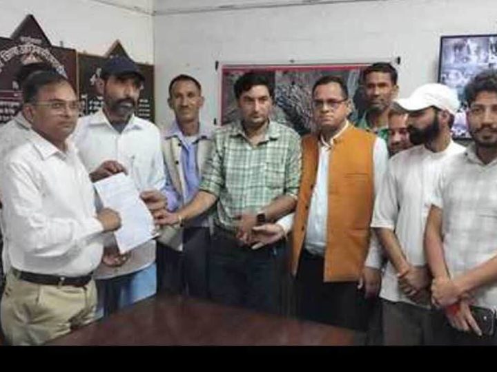 आक्रोश: सामुदायिक स्वास्थ्य केंद्र में डॉक्टरों की कमी पर फूटा गुस्सा, लोगों ने विभाग के ख़िलाफ़ किया प्रदर्शन