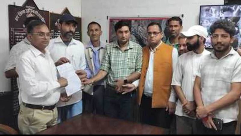 आक्रोश: सामुदायिक स्वास्थ्य केंद्र में डॉक्टरों की कमी पर फूटा गुस्सा, लोगों ने विभाग के ख़िलाफ़ किया प्रदर्शन