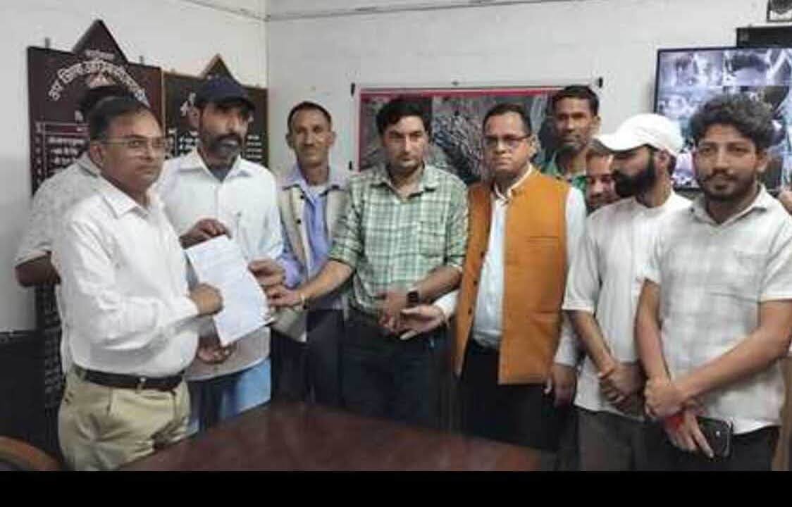 आक्रोश: सामुदायिक स्वास्थ्य केंद्र में डॉक्टरों की कमी पर फूटा गुस्सा, लोगों ने विभाग के ख़िलाफ़ किया प्रदर्शन