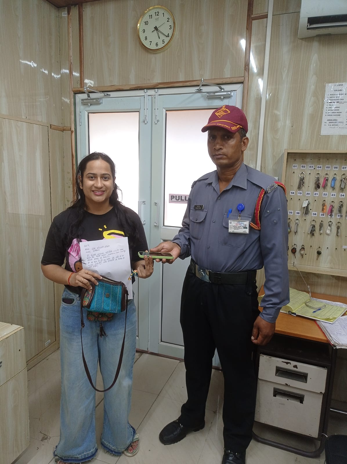 एम्स: सुरक्षा कर्मी ने पेश की ईमानदारी की मिसाल, महिला को लौटाया आईफोन व रुपयों से भरा बैग 