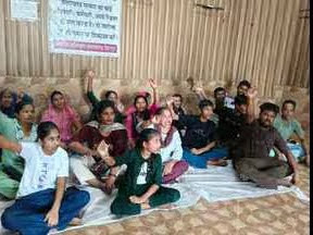 आक्रोश: शहर के मोहल्लों में जलभराव होने से बढ़ीं लोगों की मुश्किलें,  मेयर कार्यालय के बाहर धरना देकर जताई नाराज़गी 