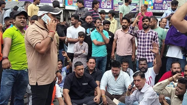 हंगामा: छेड़छाड़ के विरोध में बजरंग दल का प्रदर्शन, लक्खीबाग चौकी के बाहर लगाया जाम