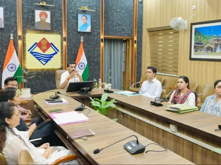 वन भूमि हस्तांतरण व क्षतिपूर्ति वृक्षारोपण को लेकर डीएम ने ली समीक्षा बैठक, रिजर्व लैंड बैंक को जल्द अपडेट करें- डीएम डॉ. आशीष चौहान