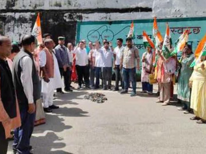 आक्रोश: अंकिता भंडारी हत्याकांड को लेकर पौड़ी में कांग्रेस का प्रदर्शन, सरकार के खिलाफ नारेबाजी