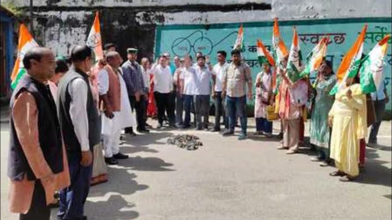 आक्रोश: अंकिता भंडारी हत्याकांड को लेकर पौड़ी में कांग्रेस का प्रदर्शन, सरकार के खिलाफ नारेबाजी