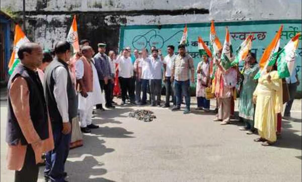 आक्रोश: अंकिता भंडारी हत्याकांड को लेकर पौड़ी में कांग्रेस का प्रदर्शन, सरकार के खिलाफ नारेबाजी