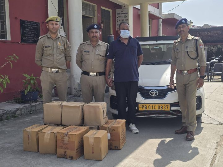 शिकंजा: चंडीगढ़ से पौड़ी जा रही कार से 126 बोतल शराब बरामद, चालक गिरफ्तार