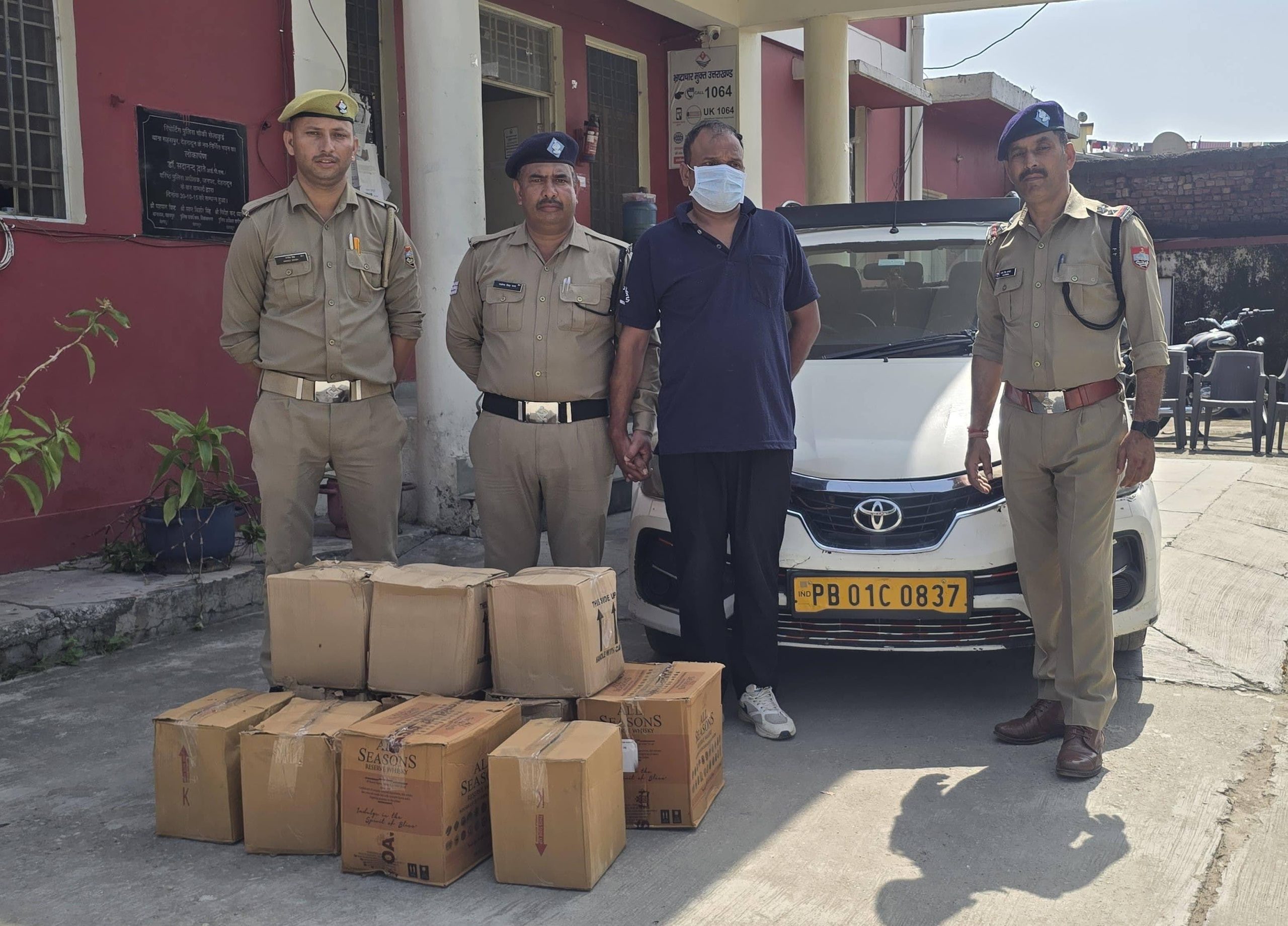 शिकंजा: चंडीगढ़ से पौड़ी जा रही कार से 126 बोतल शराब बरामद, चालक गिरफ्तार