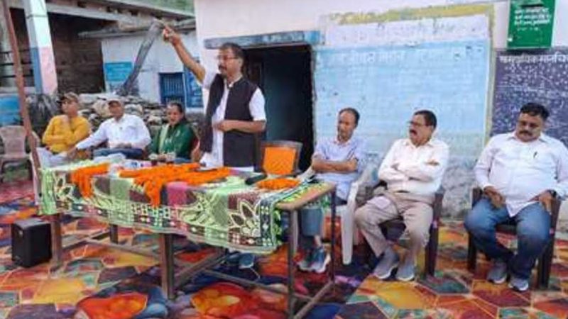 जन संपर्क: चंबा के गांवों में पहुंचे पूर्व मंत्री धनाई, ग्रामीणों ने गिनाईं सड़क-पानी की समस्याएं