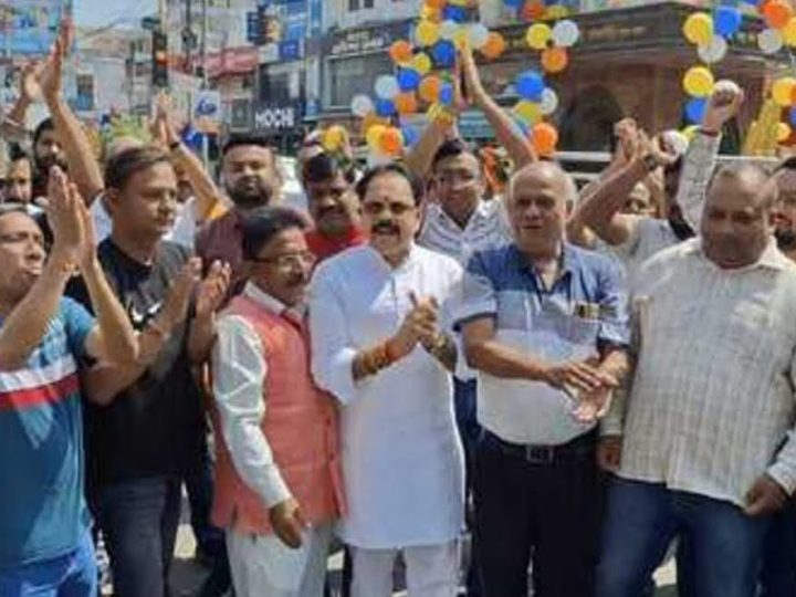 आक्रोश: जीएसटी छापेमारी के विरोध में व्यापारियों का प्रदर्शन, दुकानें बंद कर चाबी सौंपने की चेतावनी