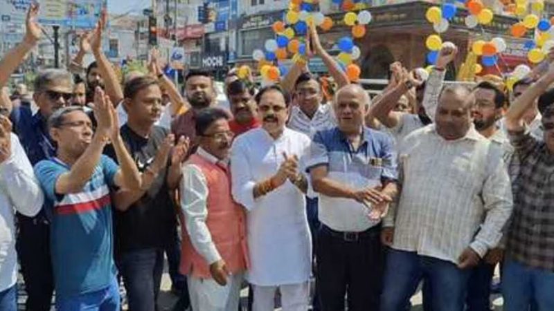 आक्रोश: जीएसटी छापेमारी के विरोध में व्यापारियों का प्रदर्शन, दुकानें बंद कर चाबी सौंपने की चेतावनी