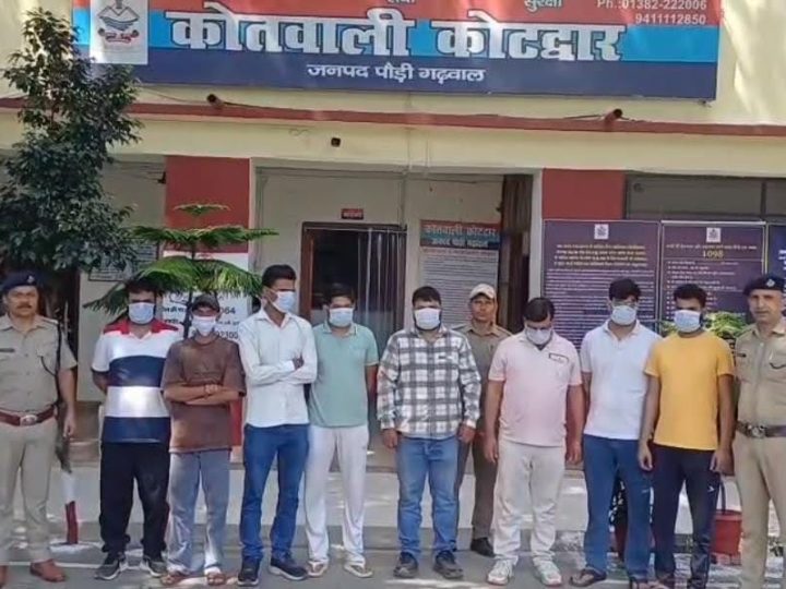सबक: शराब पीकर सार्वजनिक स्थल पर मचा रहे थे हुड़दंग, पुलिस ने सात लोगों को डाल दिया हवालात में 